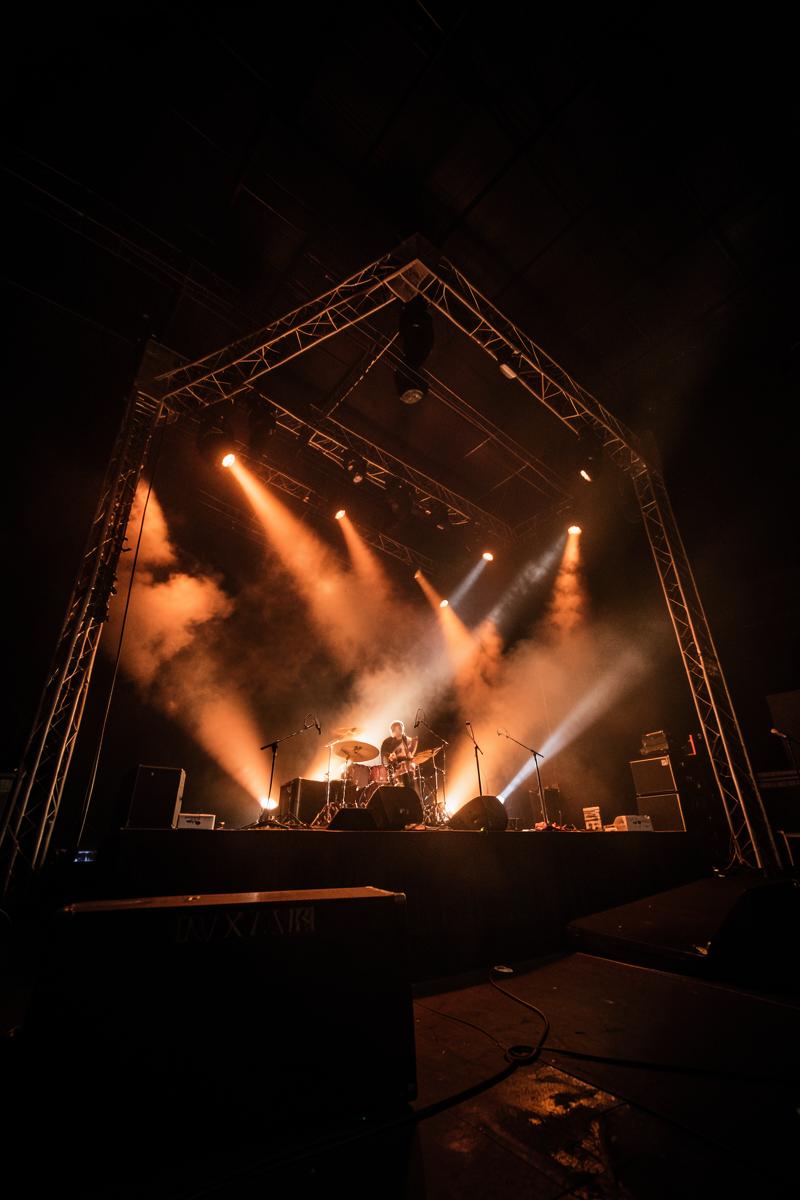 Escenario de concierto cinematográfico con iluminación naranja